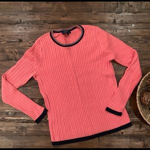 TOMMY HILFIGER SWEATER. SIZE: MEDIUM.